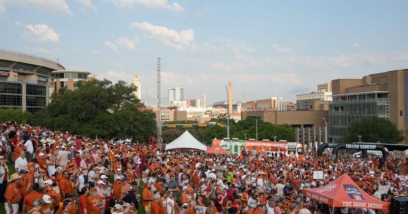Sep 10, 2022; Austin, TX, USA; Fans watch ESPN’s “College GameDay” before the start of the UT vs. Alabama game on Saturday September 10, 2022.  Mandatory Credit: Jay Janner/Austin American-Statesman-USA TODAY NETWORK