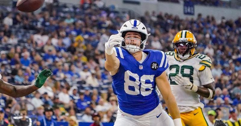 Indianapolis Colts tight end Will Mallory (86) and Green Bay Packers linebacker Isaiah Simmons (28) miss a long pass on