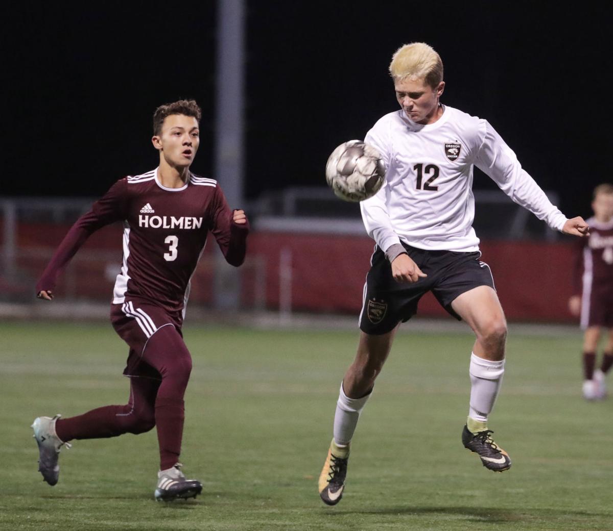 WIAA state boys soccer: Oregon's Aaron Kluck struggles against Holmen's Spencer Malone