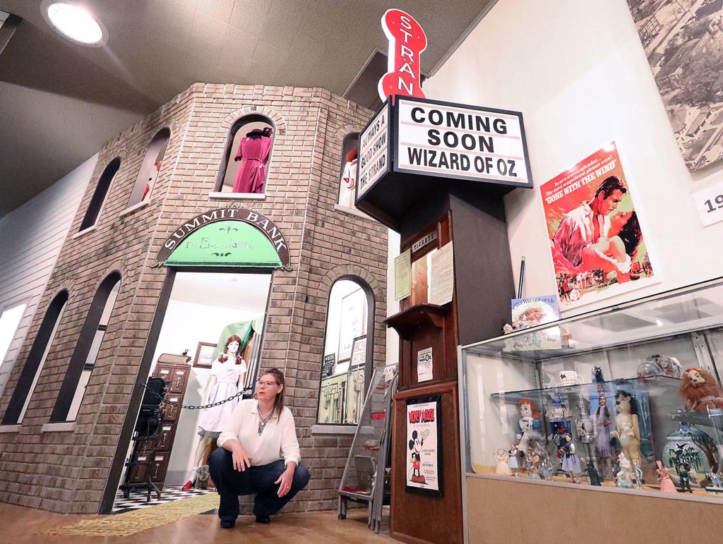 Oconomowoc Ups Its Wizard Of Oz Hype Local News Madison Com
