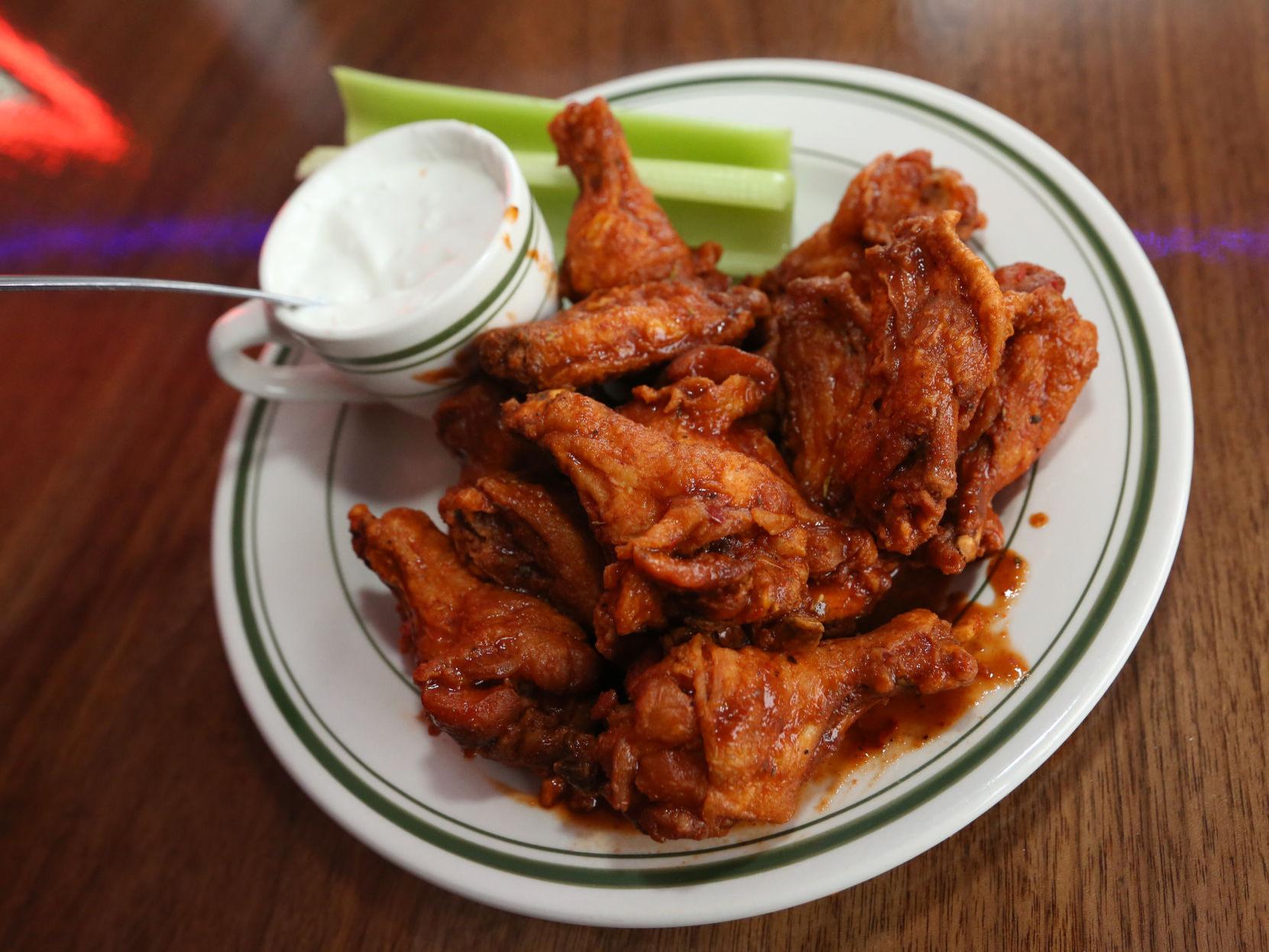 Let S Eat At Chicken Lips In Sun Prairie The Secret S In The Dry Rub Restaurants Madison Com