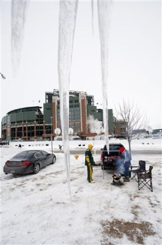 Packers fans brave the freezing cold in NFL playoffs. Here's how.