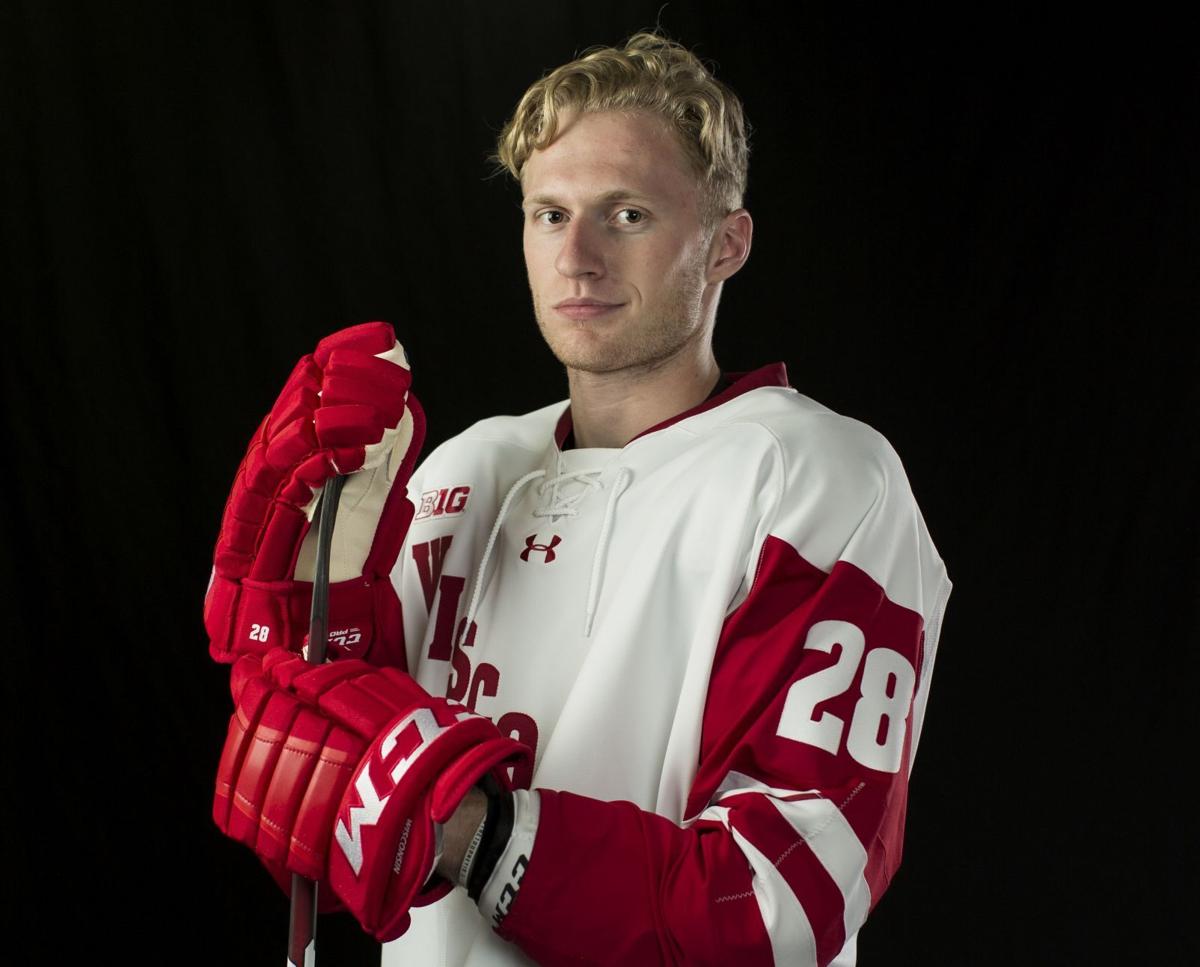 Dylan Holloway leaves Badgers to sign with Edmonton Oilers