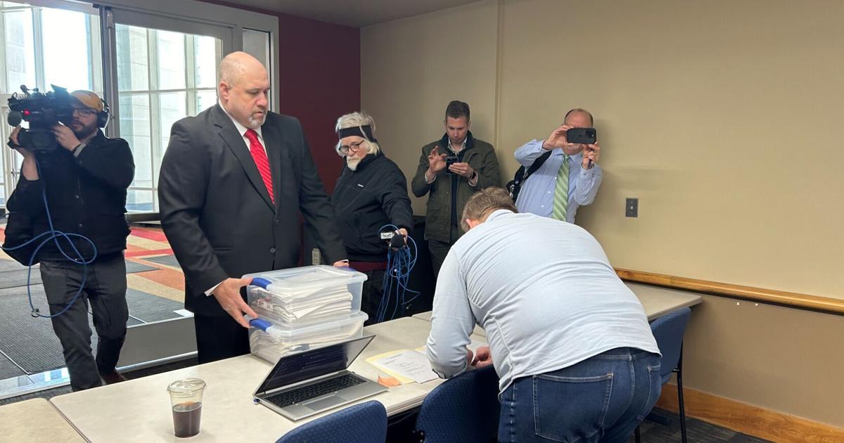 Anti-Robin Vos group says it has signatures for recall