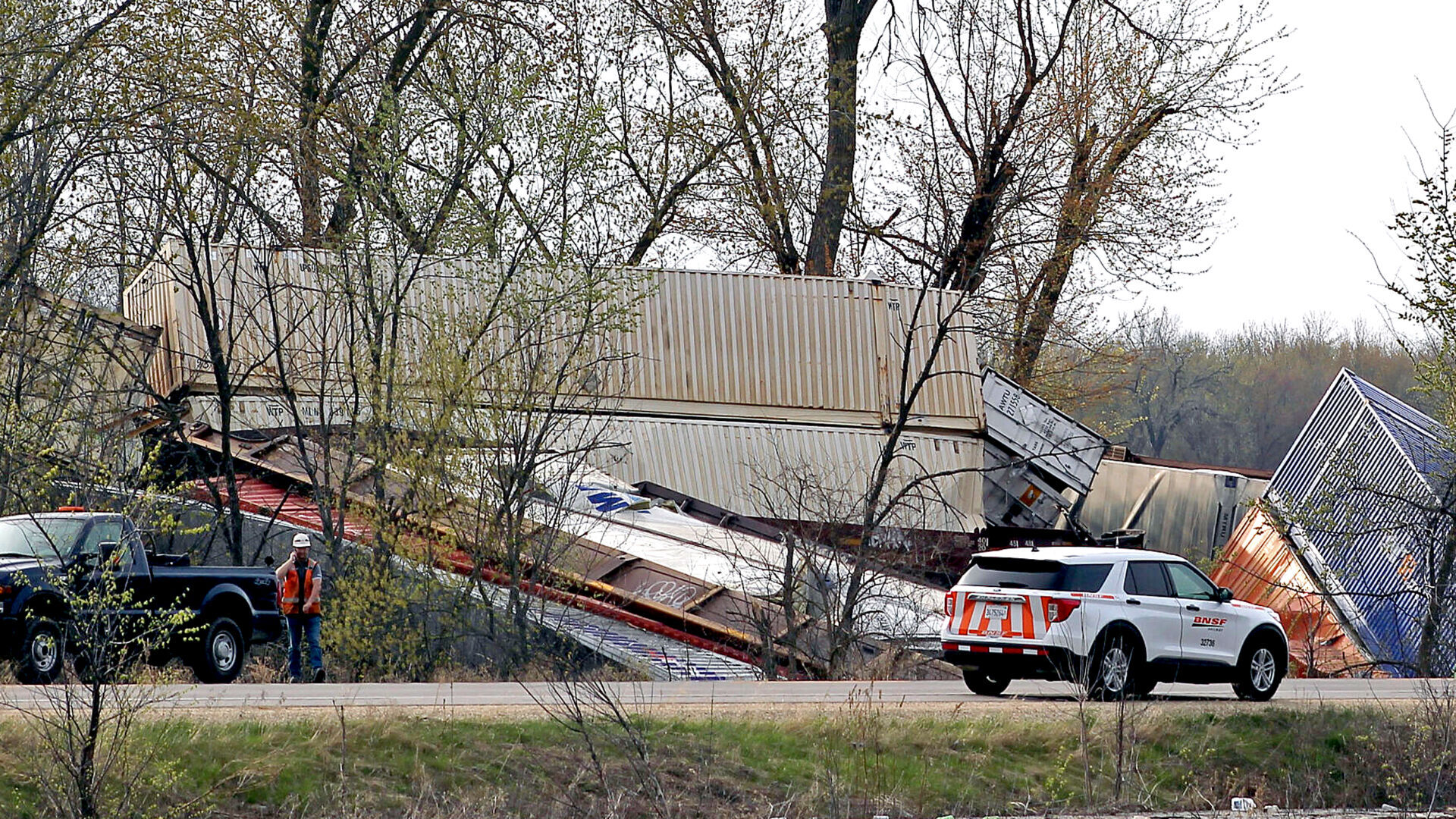 Train cars removed from Mississippi River after derailment in