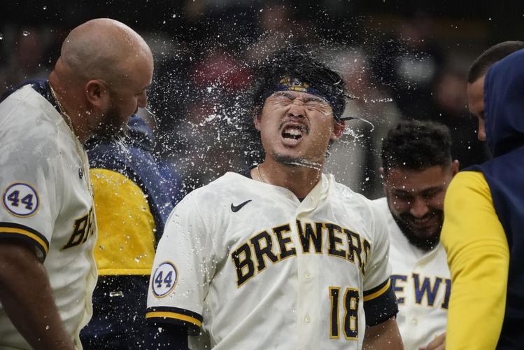 Keston Hiura hits 2-run homer in 9th to lead Brewers to walk-off