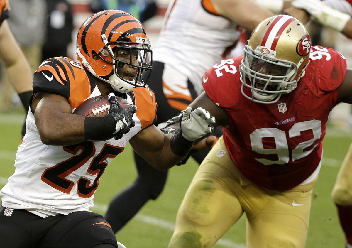 Quinton Dial 2015 with 49ers, AP photo
