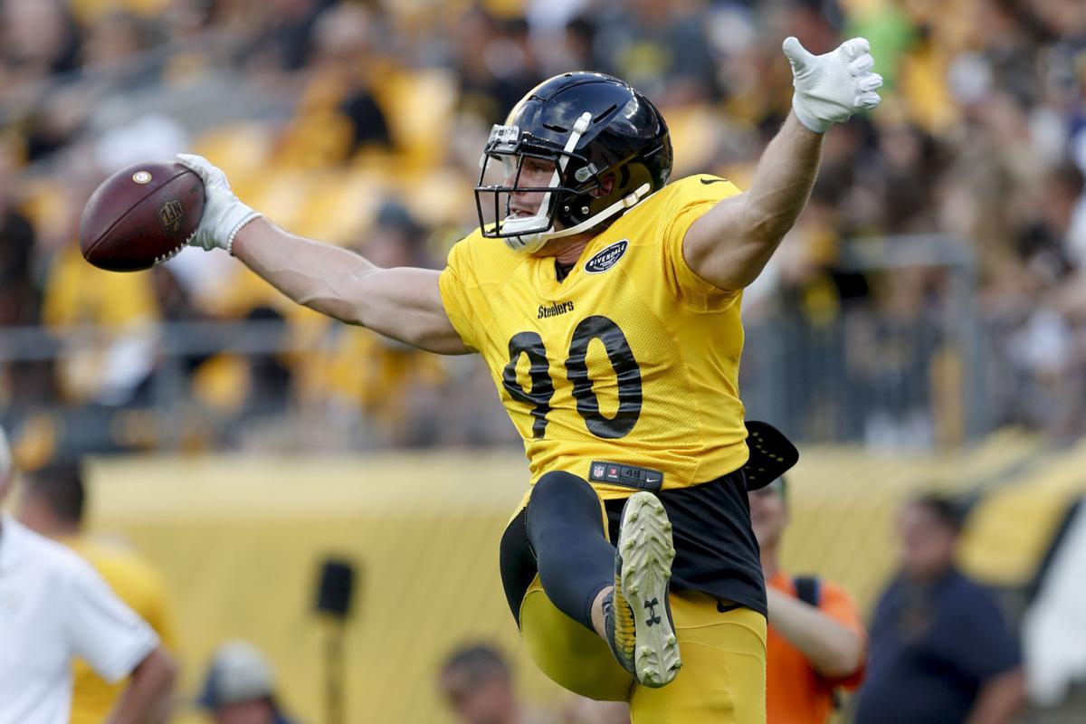 Las Vegas Raiders fullback Alec Ingold (45) talks with New Orleans Saints  linebacker Zack Baun …