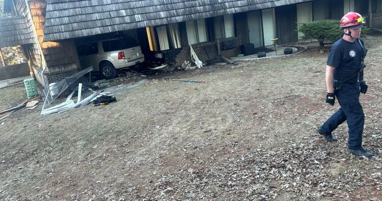 Car crashes into apartment building on South Side
