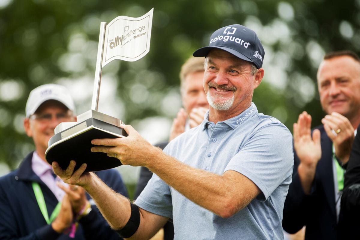 Jerry Kelly holds up trophy, AP photo