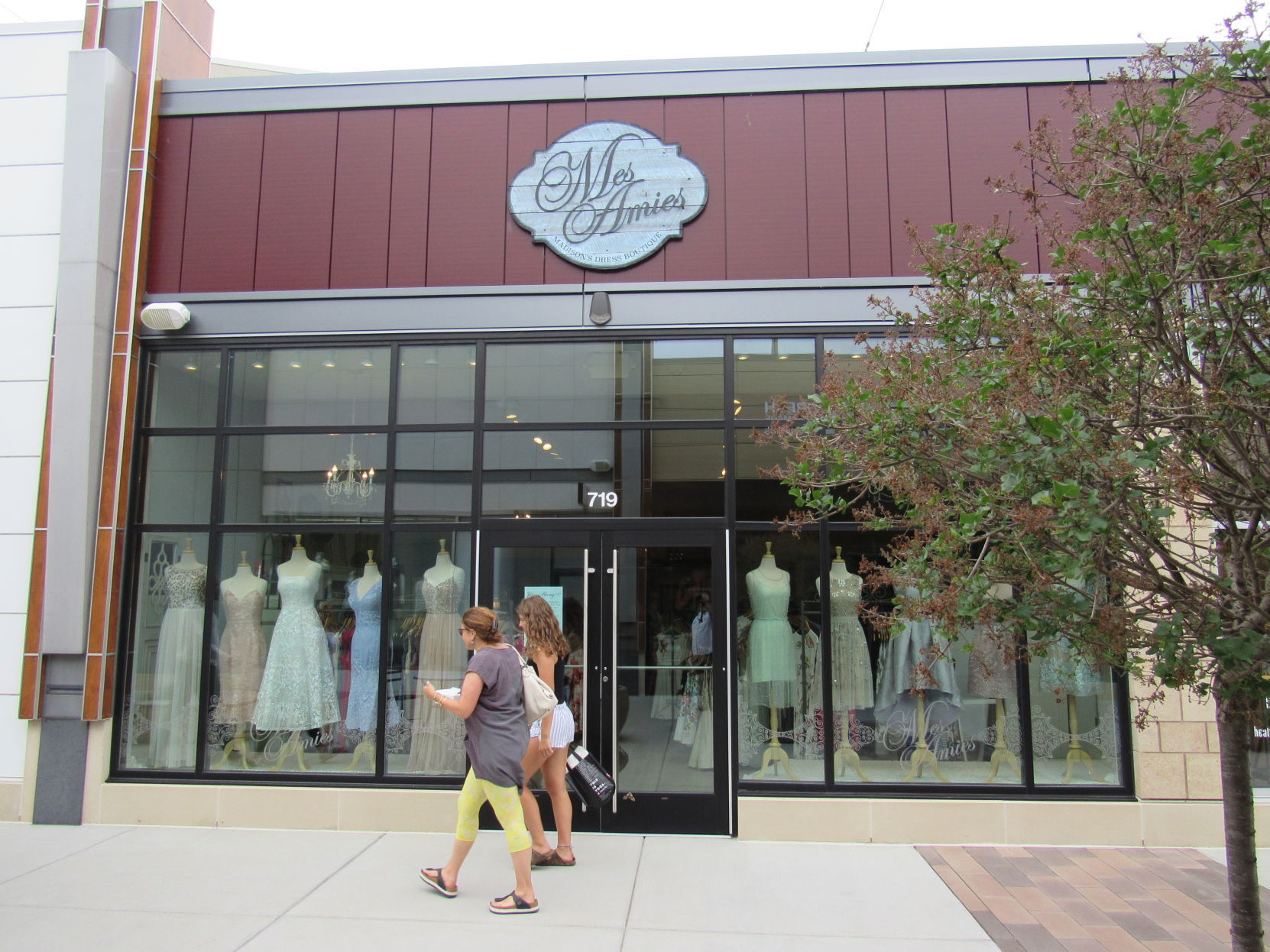 Hilldale dress shop heads to downtown Middleton