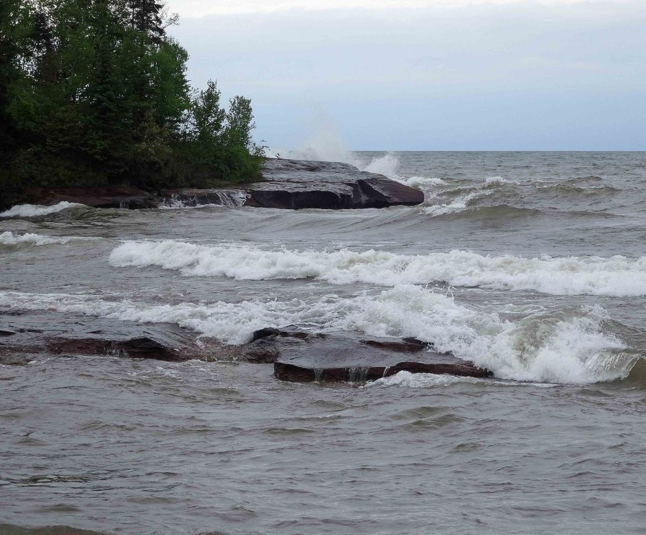 Powerful winds whip up huge Lake Superior waves, flood Duluth business