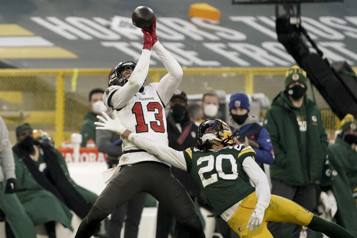 Tampa Bay Buccaneers' Mike Evans grabs a 15-yard touchdown pass against Green  Bay Packers' Kevi …