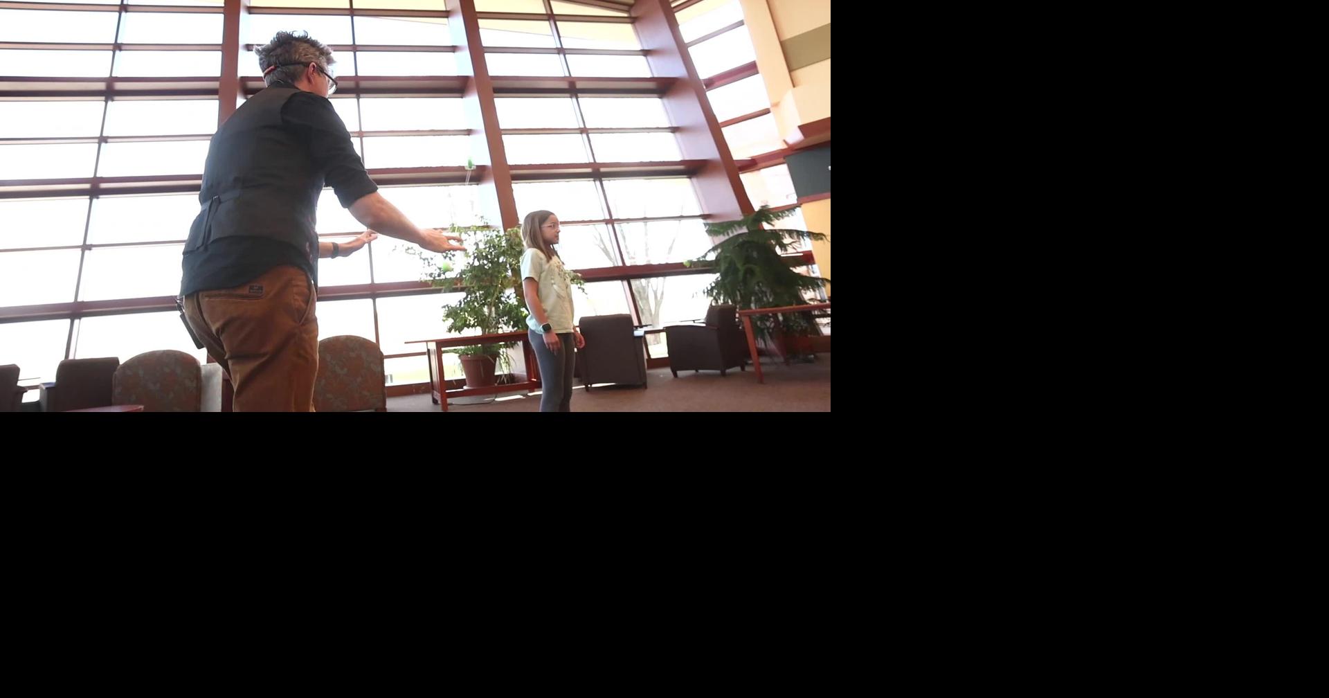 World yo-yo champion Mark Hayward performs at Verona, Wis. Public Library->すべての結果