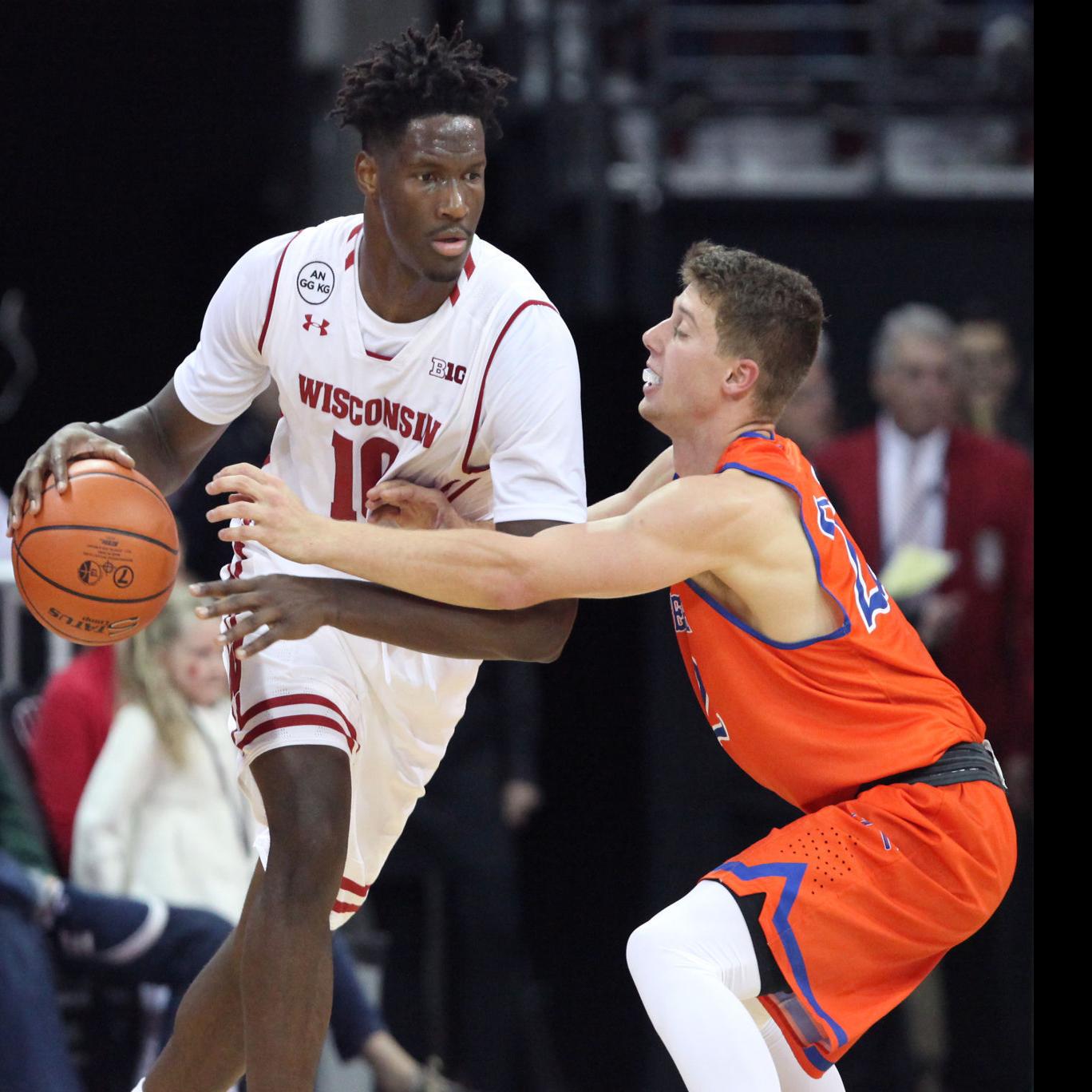 Badgers Men S Basketball Nigel Hayes Will Continue Pre Game Stand Before Season Opener Wisconsin Badgers Men S Basketball Madison Com