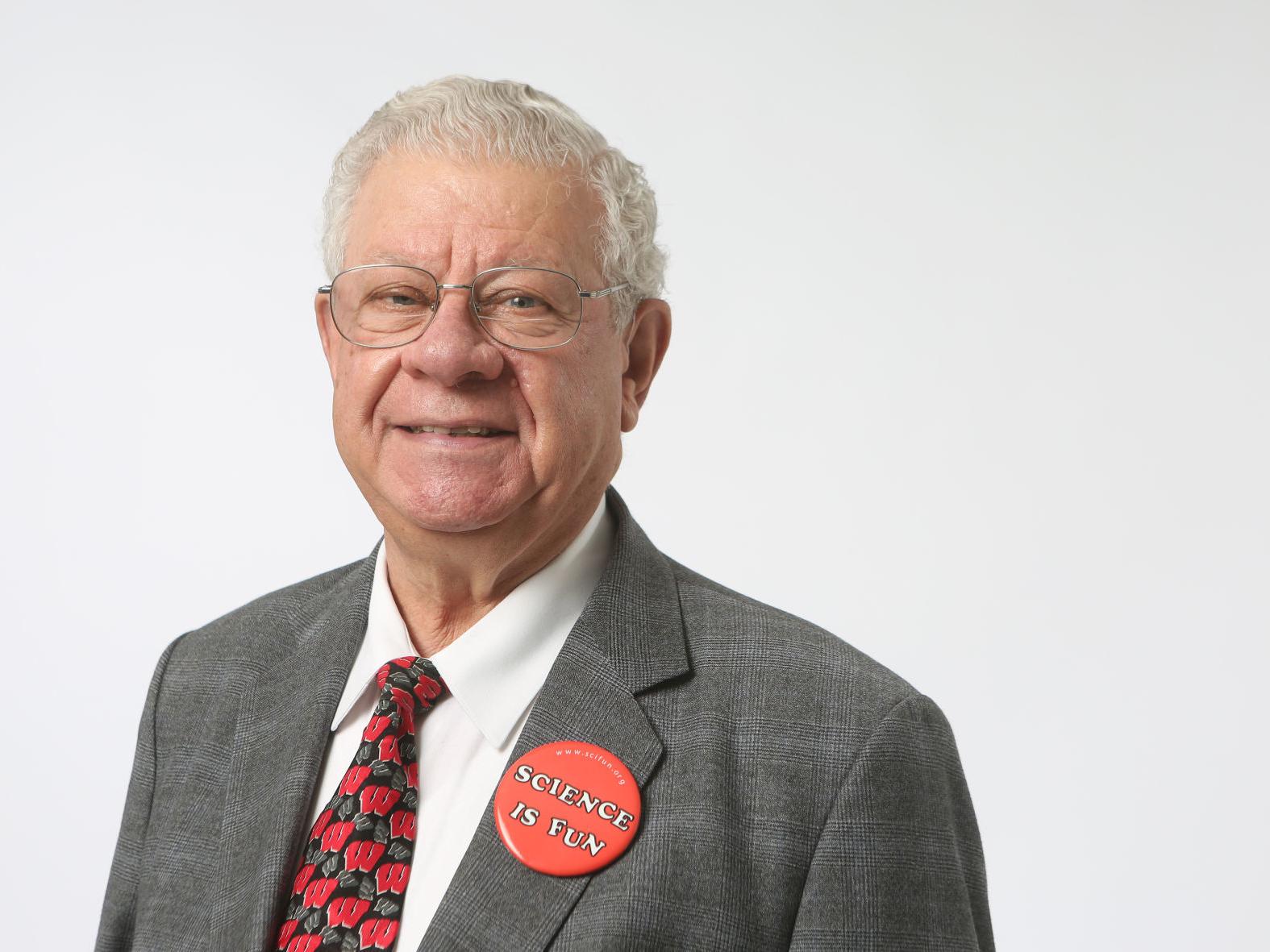 Q A Bassam Shakhashiri Celebrates 50 Years Of Science Is Fun Local Education Madison Com Once Upon A Christmas Cheery In The Lab Of Shakhashiri 2021