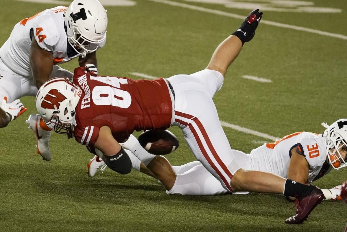 Jake Ferguson fumble - Illinois vs. Wisconsin