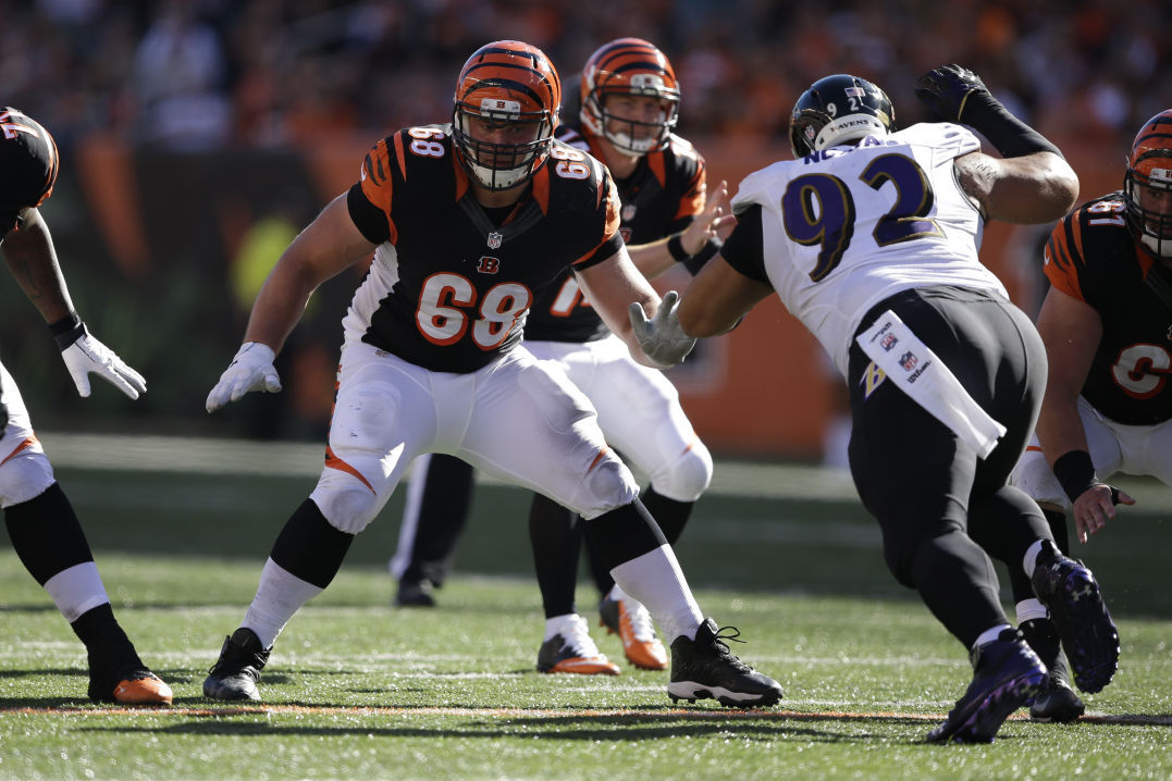 Cincinnati Bengals guard Kevin Zeitler (68) walks off the field after an  NFL football organized team activity, Tuesday, June 3, 2014, in Cincinnati.  (AP Photo/Al Behrman Stock Photo - Alamy