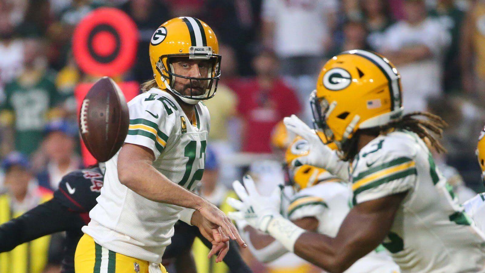 TAMPA, FL - SEPTEMBER 25: Green Bay Packers Wide Receiver Randall Cobb (18)  carries the ball during the regular season game between the Green Bay  Packers and the Tampa Bay Buccaneers on