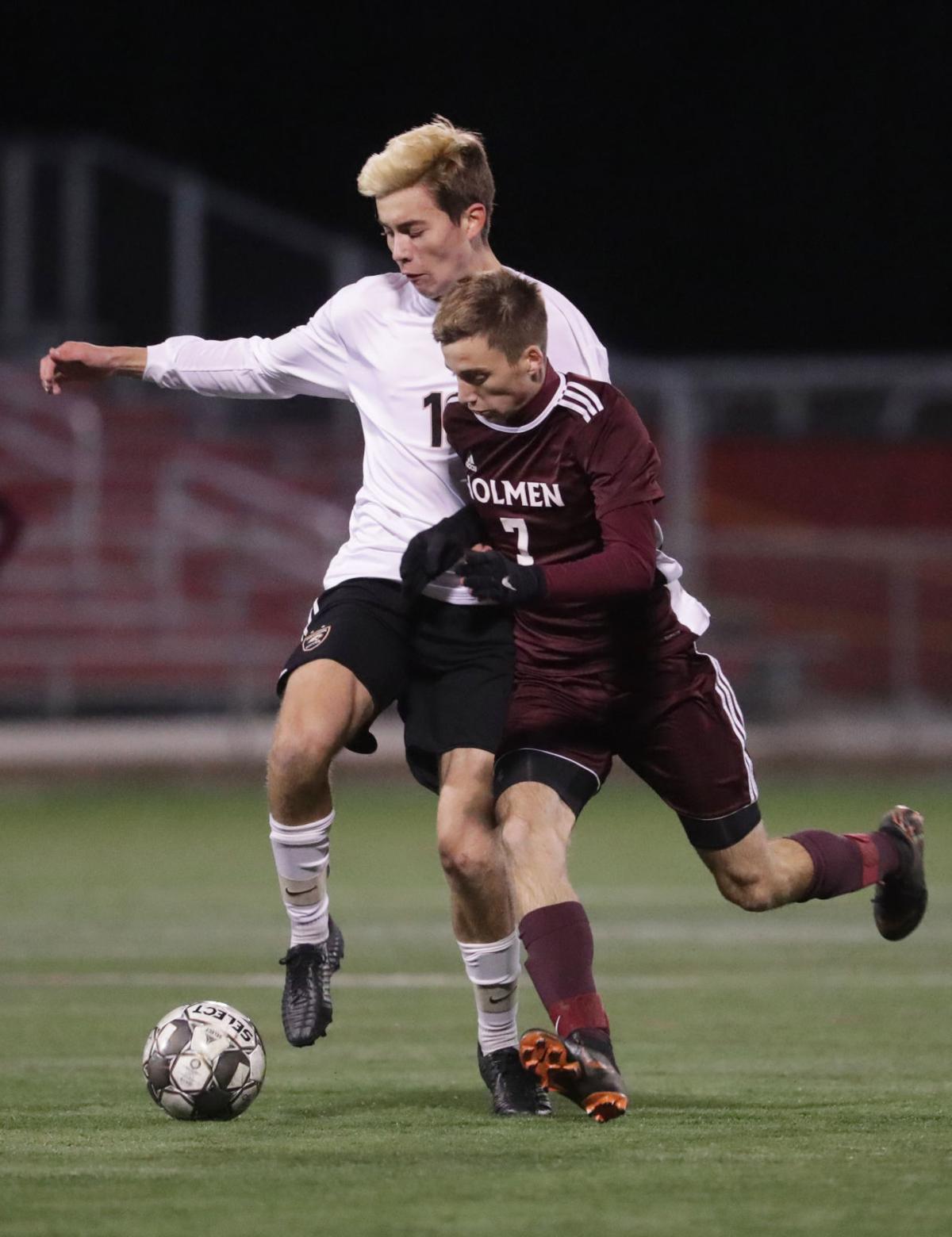 WIAA state boys soccer: Oregon's Zach Bennett works on defense against Holmen's Jacob Clements