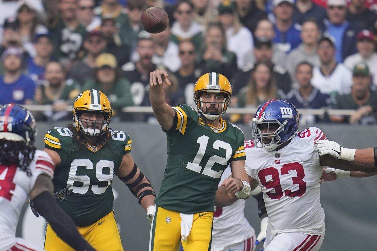 Despite sore thumb, Packers' Aaron Rodgers won't miss Sunday's