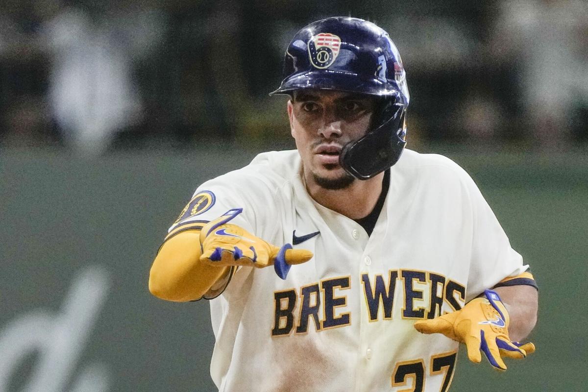 Brewers' Jahmai Jones has key double in first MLB appearance since