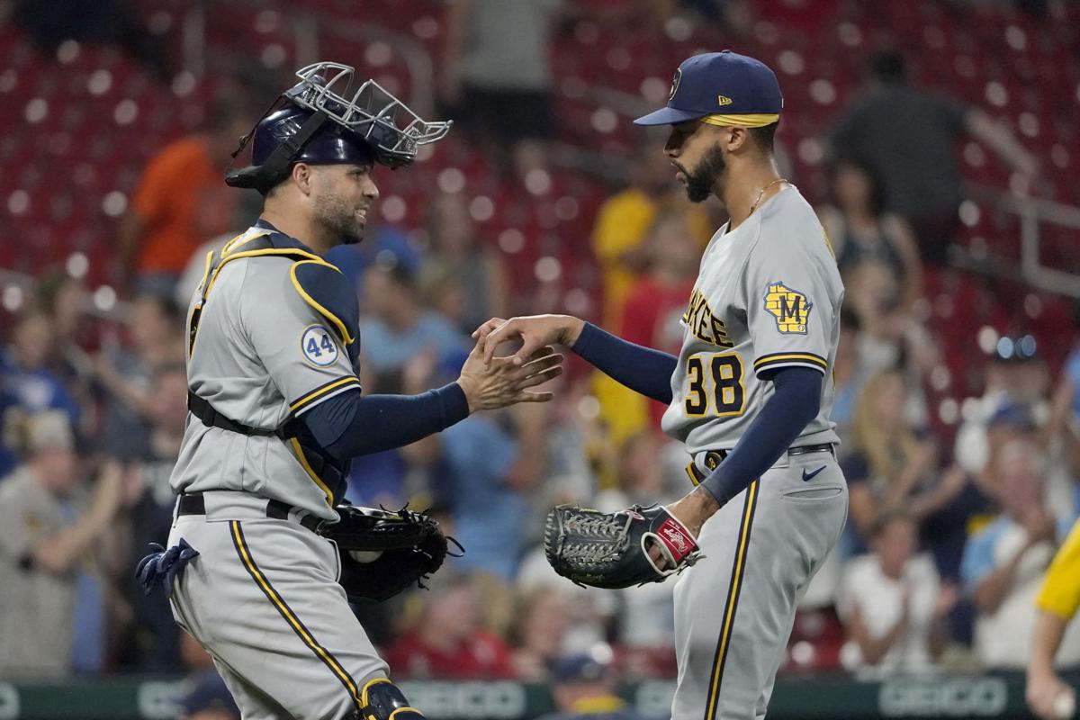 Brewers' Devin Williams breaks hand punching wall, MLB playoffs