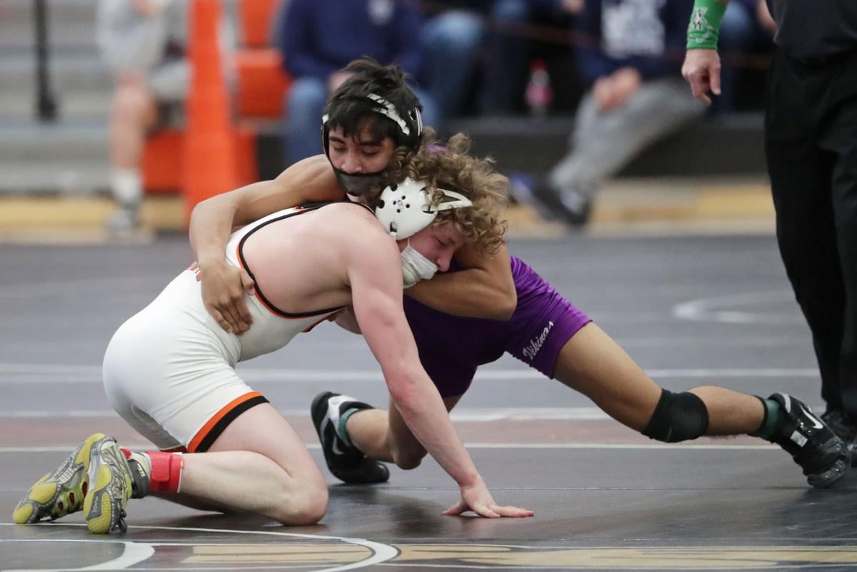 WIAA state wrestling: Stoughton's Nicolar Rivera and Kaukauna's Jager Eisch