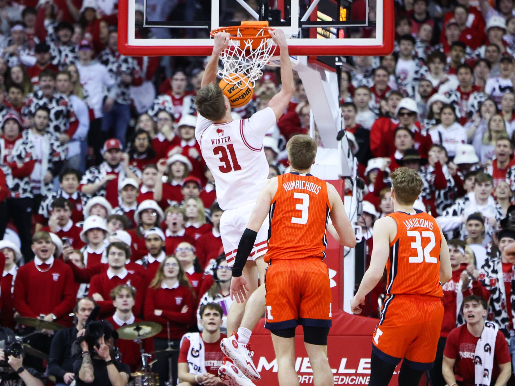Wisconsin Forward Wisconsin men's basketball defeats Illinois to extend streak