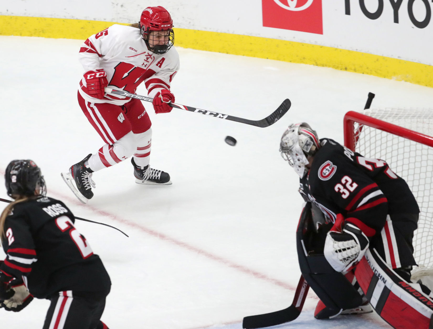 Heres how Sarah Wozniewicz powered her way to a memorable opening month with the Badgers