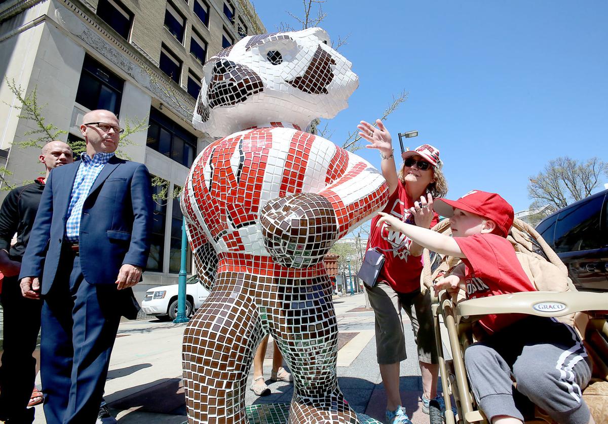 Rob Andringa photo with statue