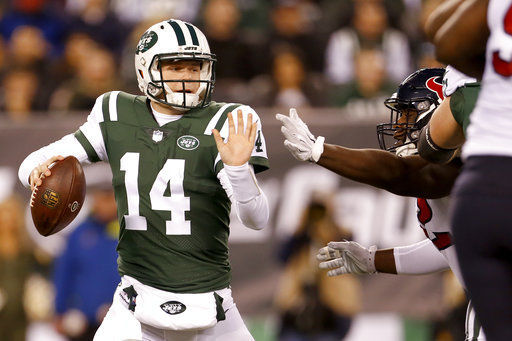 December 23, 2018 - East Rutherford, New Jersey, U.S. - New York Jets  quarterback Sam Darnold (14) passes in the second half during a NFL game  between the Green Bay Packers and