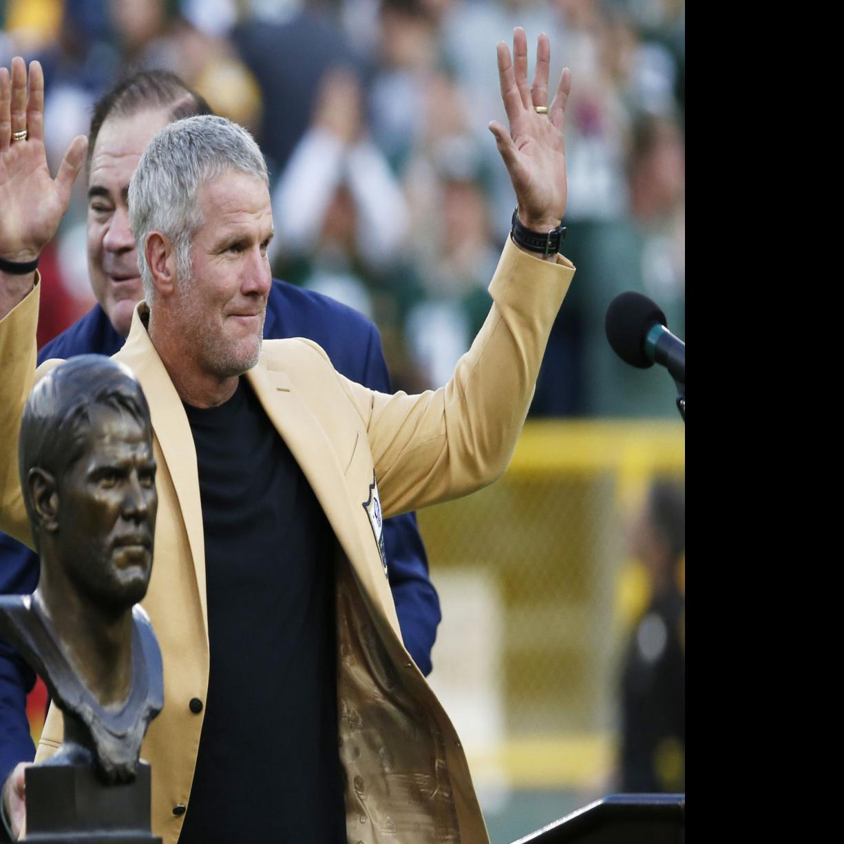 Packers Brett Favre Receives Hall Of Fame Ring Joins Lambeau Field Ring Of Honor Pro Football Madison Com