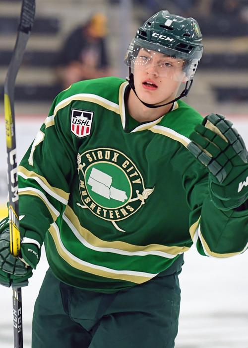 Badgers Men S Hockey Scouts See Nhl Draft Potential In Wisconsin S Signing Class Wisconsin Badgers Hockey Madison Com