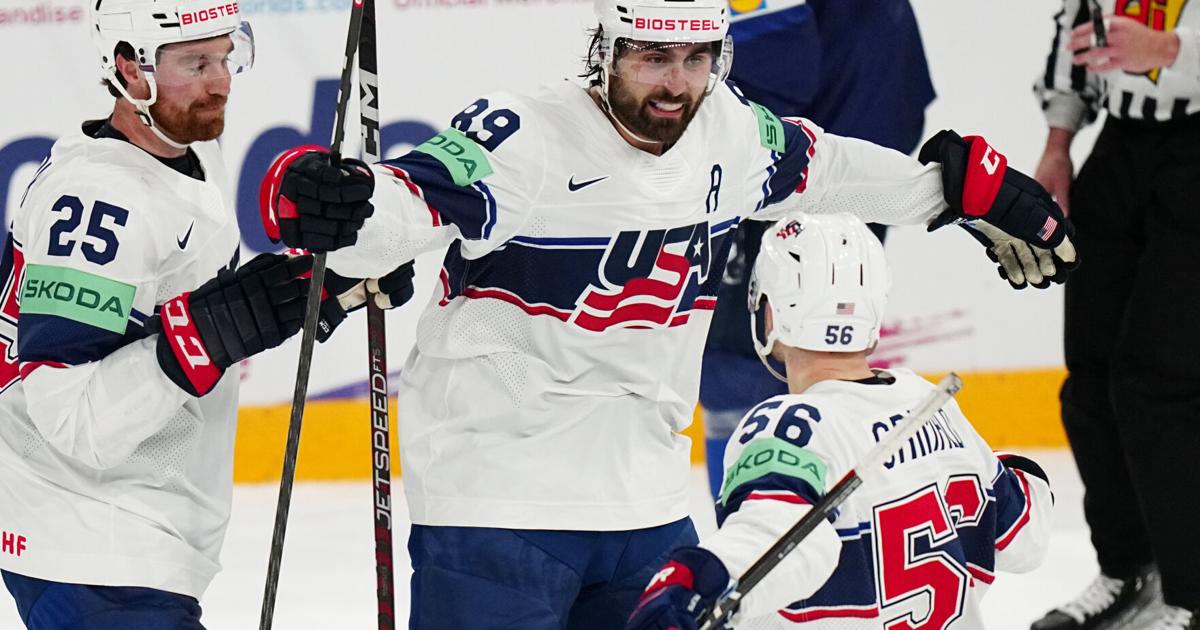 Spojené státy rozčilují obhájce titulu Finsko na mistrovství světa v hokeji a Češi vytlačují Slovensko