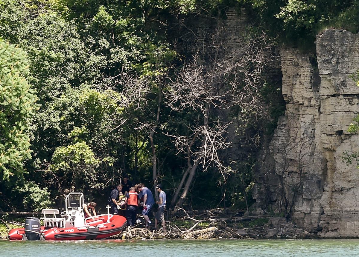 Illinois Woman 18 Injured In Fall From Cliff Along Lake Michigan