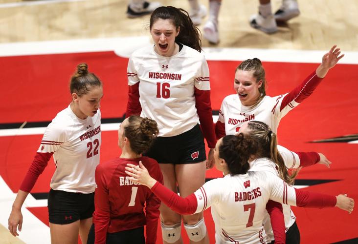 wisconsin volleyball team leaked photos