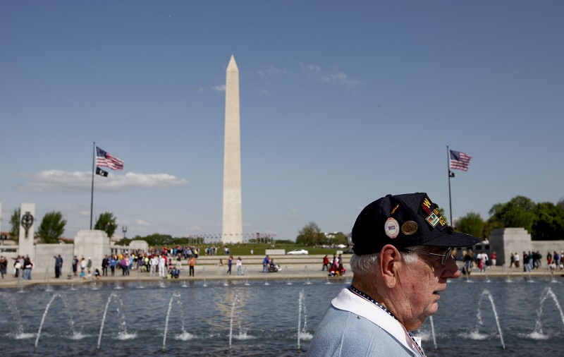 Badger Honor Flight takes WWII vets from Madison to D.C. monument tour