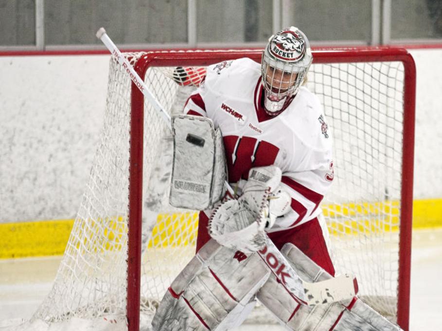 Badgers Women S Hockey Goalie Alex Rigsby Has Excelled In Spite Of Family Health Scare Wisconsin Badgers Hockey Madison Com