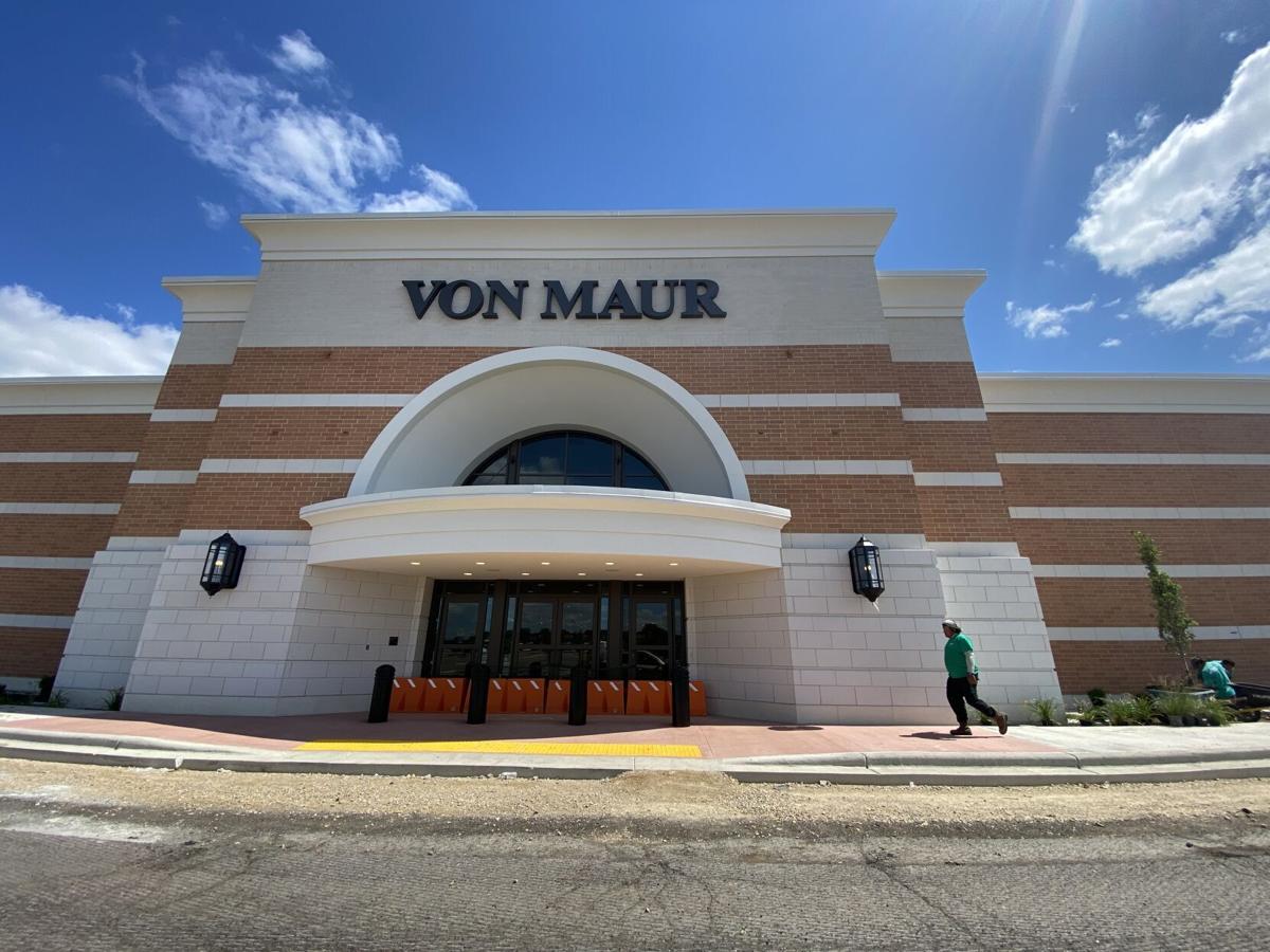 Von Maur thriving as other department stores struggle