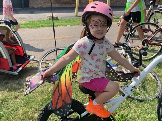 Cyclists parade their way to Olbrich Botanical Gardens to improve ...