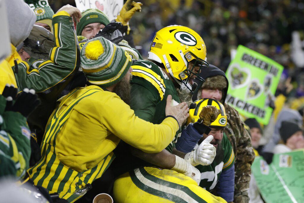 Packers Za'Darius Smith, Aaron Jones the stars of Bucks Game 3 crowd