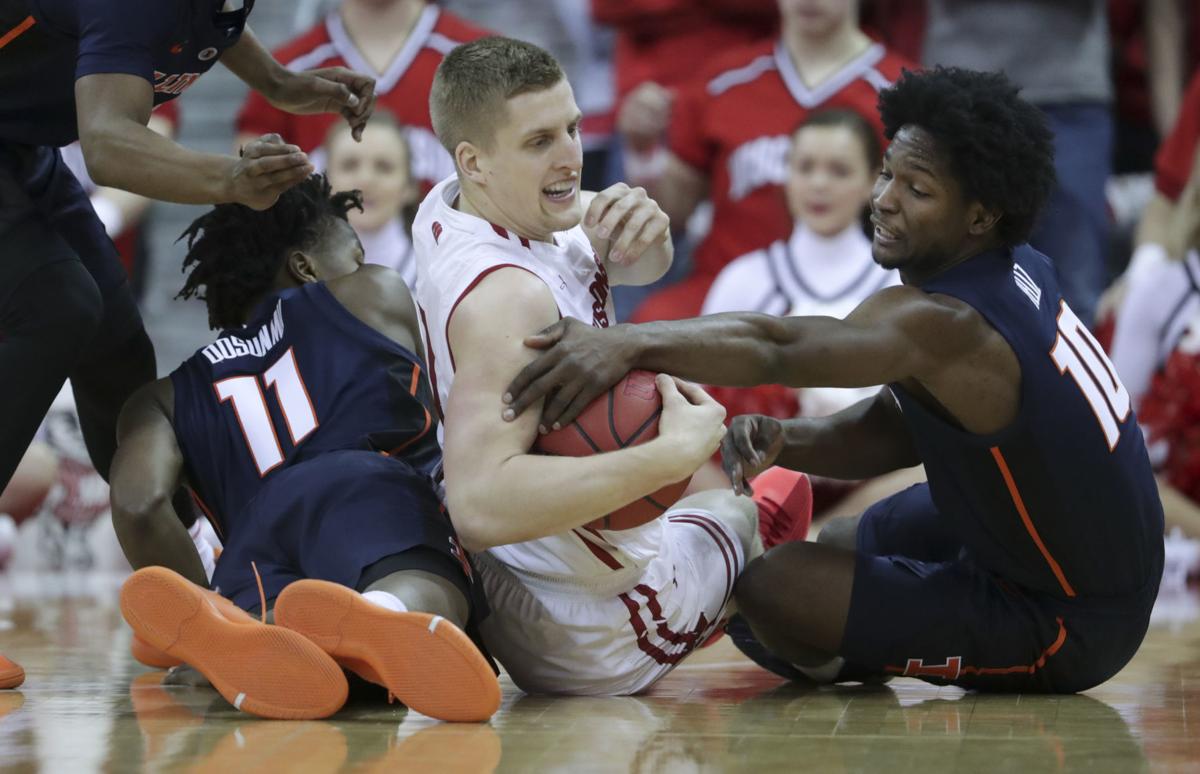 Team Effort Propels Wisconsin Badgers To 64 58 Win Over Illinois