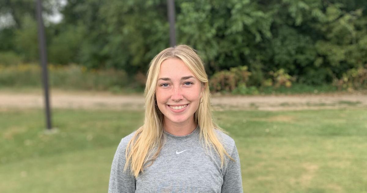 2022 champion Izzi Stricker tied for first at state golf