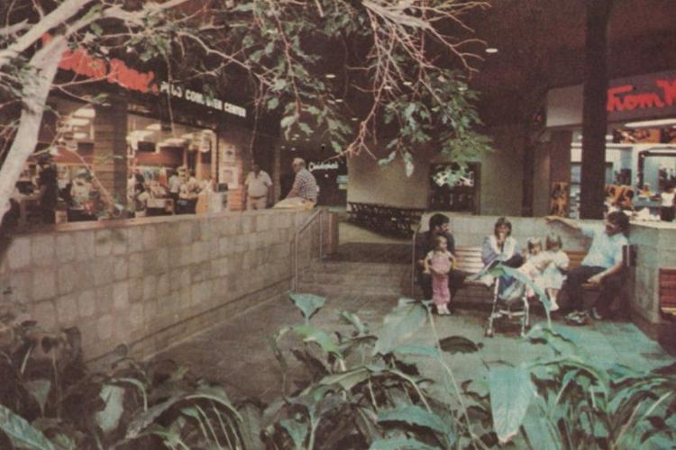 Valley View Mall: Sears courtyard