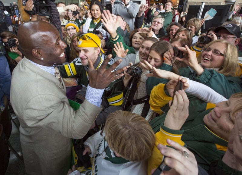 Retired Packers WR Donald Driver gets statue and street in Green