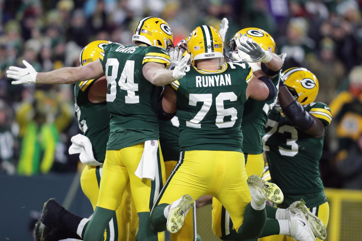 Packers rout Vikings 37-10 in cold to take NFC's No. 1 seed