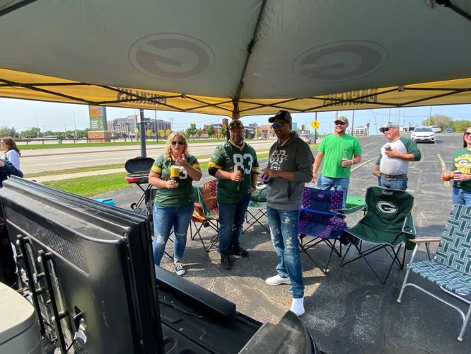 Packers fans fill the Lambeau parking lot with Green, Gold and