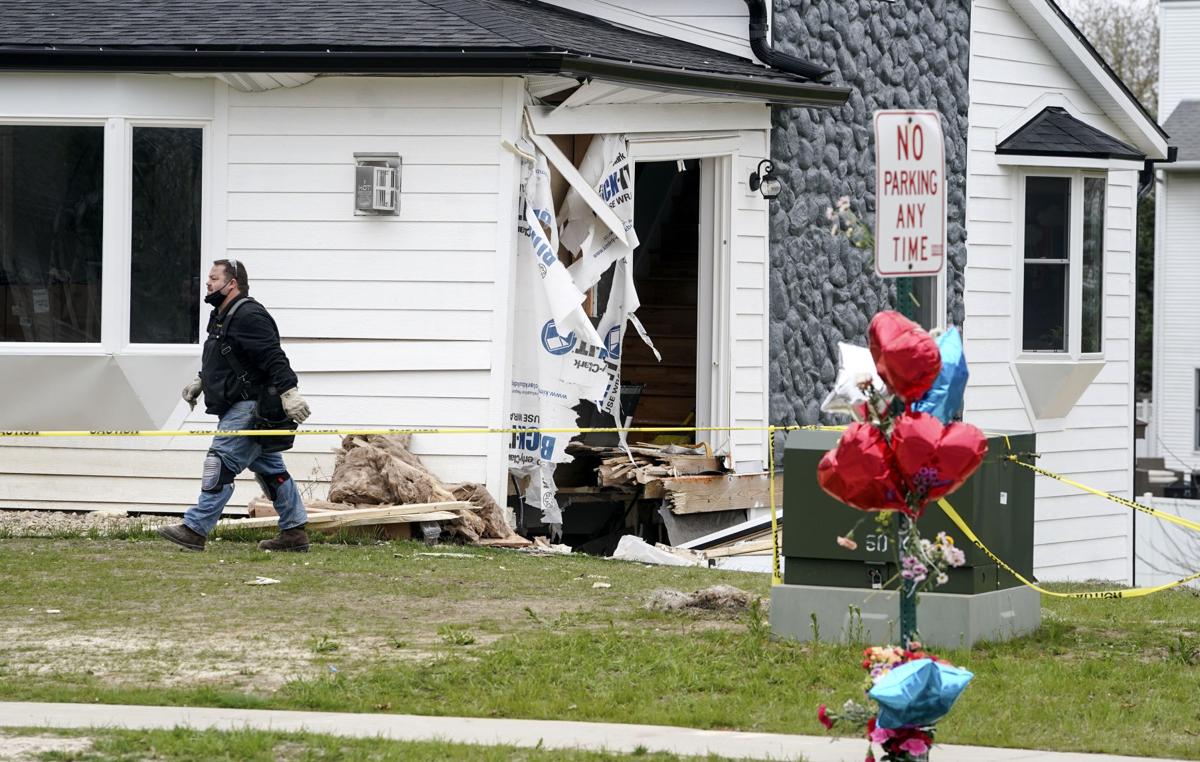 Driver dies, 4 passengers injured after fleeing car crashes into 2