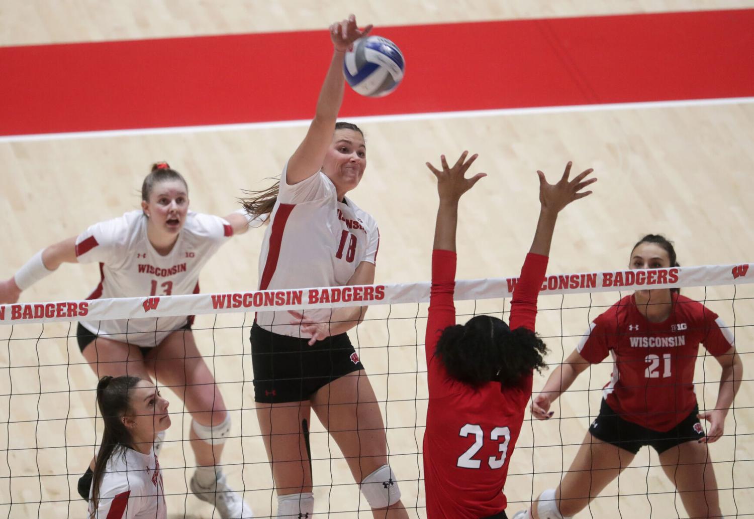 Wisconsin volleyball plays 'clean' in quick work of Rutgers